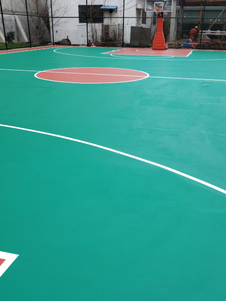 桃城 球场长期使用易出现地面开裂